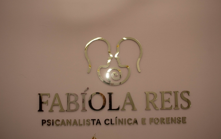 Identidade Oficial do Consultório Psicanalítico da Dra. Fabíola Reis